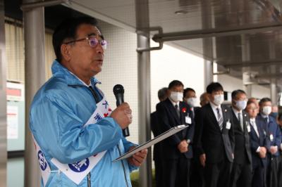 挨拶する二宮市長