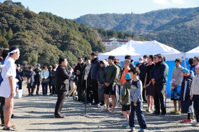 挨拶する二宮市長