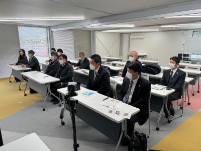 三豊市のまちづくりについて聴講する二宮市長