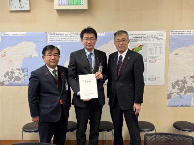 要望書を提出する二宮市長