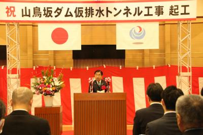 挨拶する二宮市長