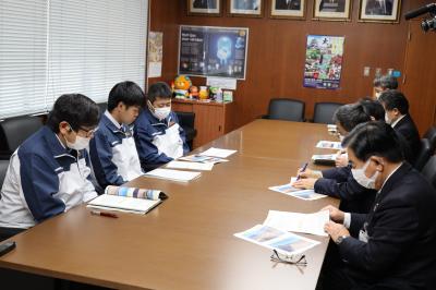 被災地での支援状況を聞く二宮市長