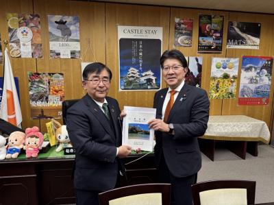 要望書を提出する二宮市長