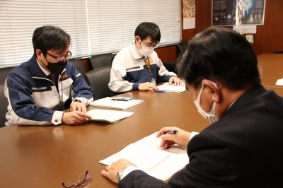報告を受ける二宮市長