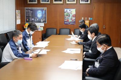 報告を受ける二宮市長