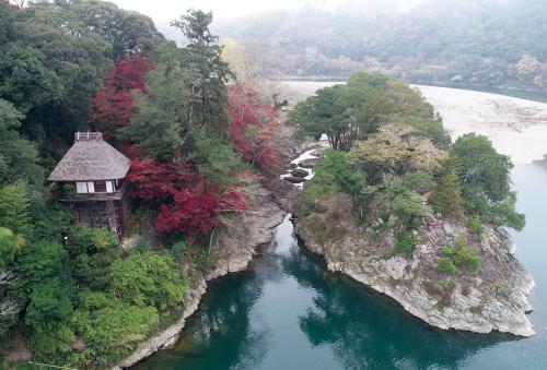 臥龍山荘庭園