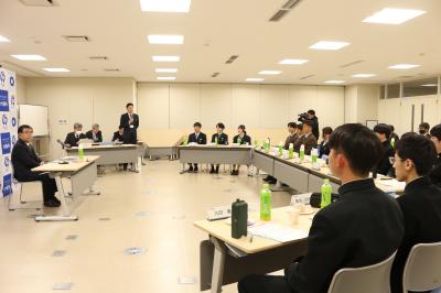 高校生と意見交換会を行う二宮市長