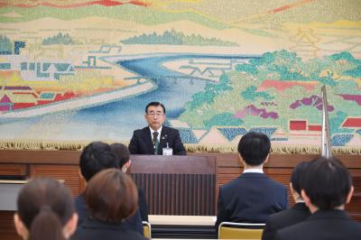 職員に訓示を行う二宮市長