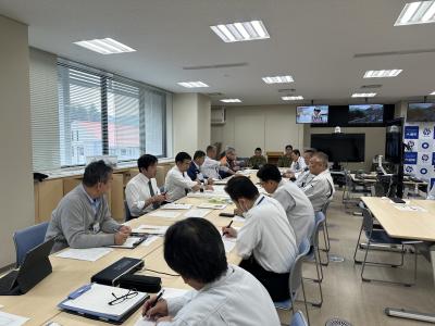 被害状況について確認する二宮市長