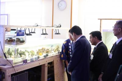 水族館部員から説明を受ける二宮市長