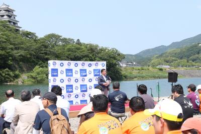 挨拶する二宮市長
