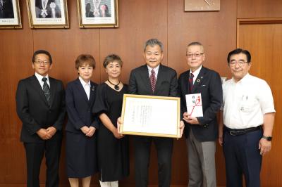 受賞報告を受ける二宮市長