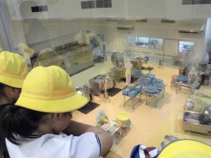 2階から調理の様子を見学する写真