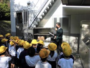 堆肥の見学の様子の写真