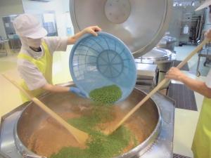 肉と野菜を炒める写真2