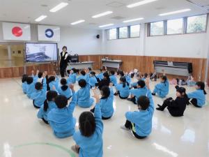 質問に手を挙げる子どもたち