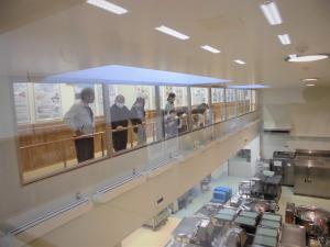 2階から調理場を見学する写真