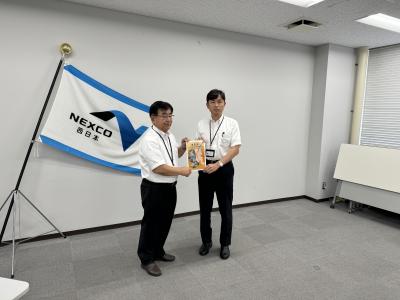 要望書を提出する二宮市長