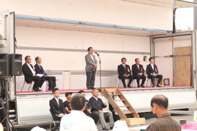 挨拶する二宮市長