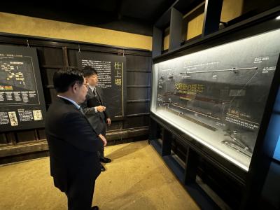説明を受ける二宮市長