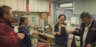 隊員と地域の方たち