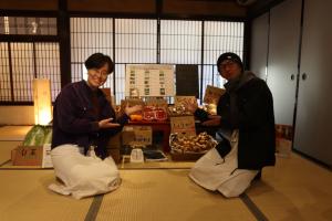 １月アグルビト（大洲市青年農業者協議会）会長と農産物販売ブースにて