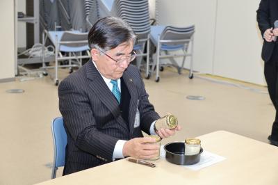 お米について説明を受ける二宮市長