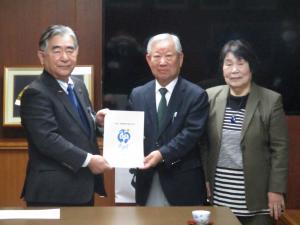 大洲市長と大洲市廃棄物減量等推進協議会会長及び副会長が計画書を持っている写真