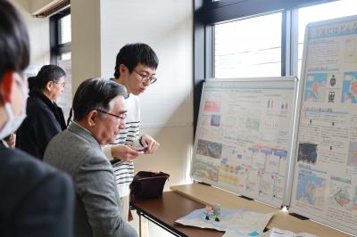 説明を受ける二宮市長