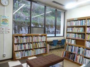 大洲市立図書館河辺分館内の様子