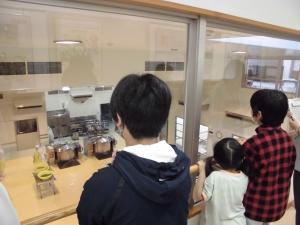 調理場を見学する様子