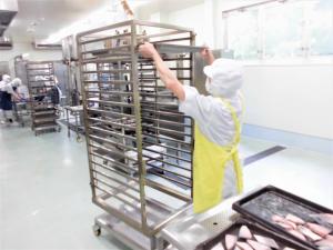 オーブンにはまちを入れる様子