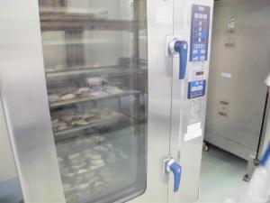 オーブンに入れて魚を焼いている様子