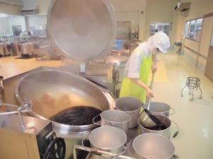 タレを容器に移すようす