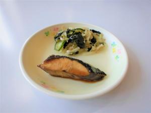 お皿に盛ったはまちの照り焼きとごまずあえ