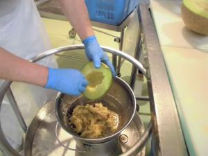 メロンの種を除く作業