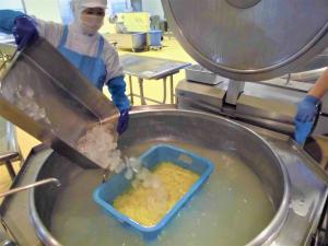 氷を入れる様子