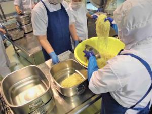 麺を食缶に入れる様子