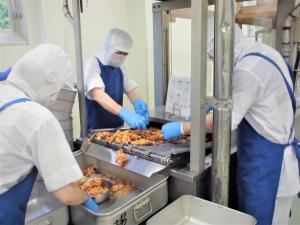 揚げ物を食缶に入れる様子
