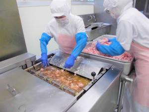 お肉を揚げるところ