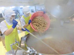 特製タレが入った鍋に揚げたお肉を入れる