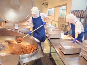 食缶に地獄揚げを入れる