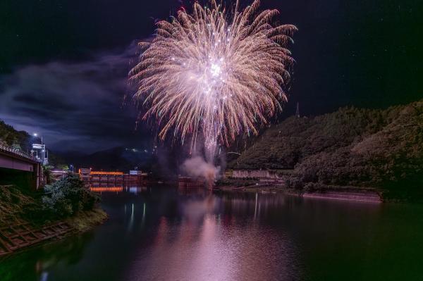 花火があがる写真です