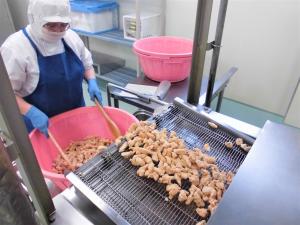 揚げた鶏肉を受け取るところ