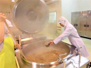 栄養教諭が味を調節しているところ