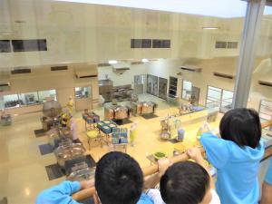 調理場の見学様子