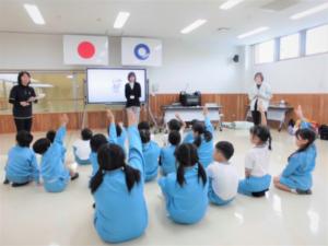 しっかりと説明をきき問題にも元気に手を挙げている様子