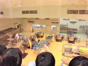 2階から調理場を見学する様子