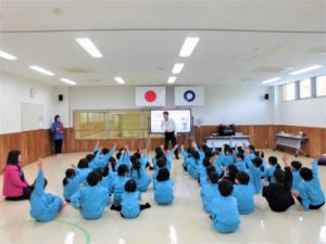 所長の質問に手を挙げている子ども達