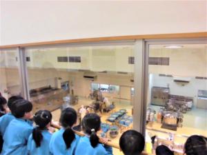 調理場を見学する様子